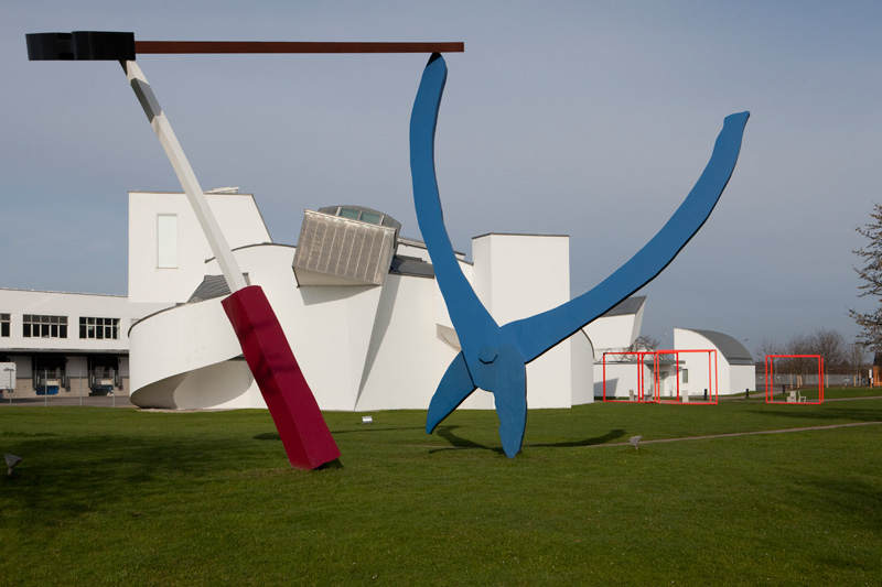 'Balancing Tools' von Claes Oldenburg und  Coosje van Bruggen (1984)